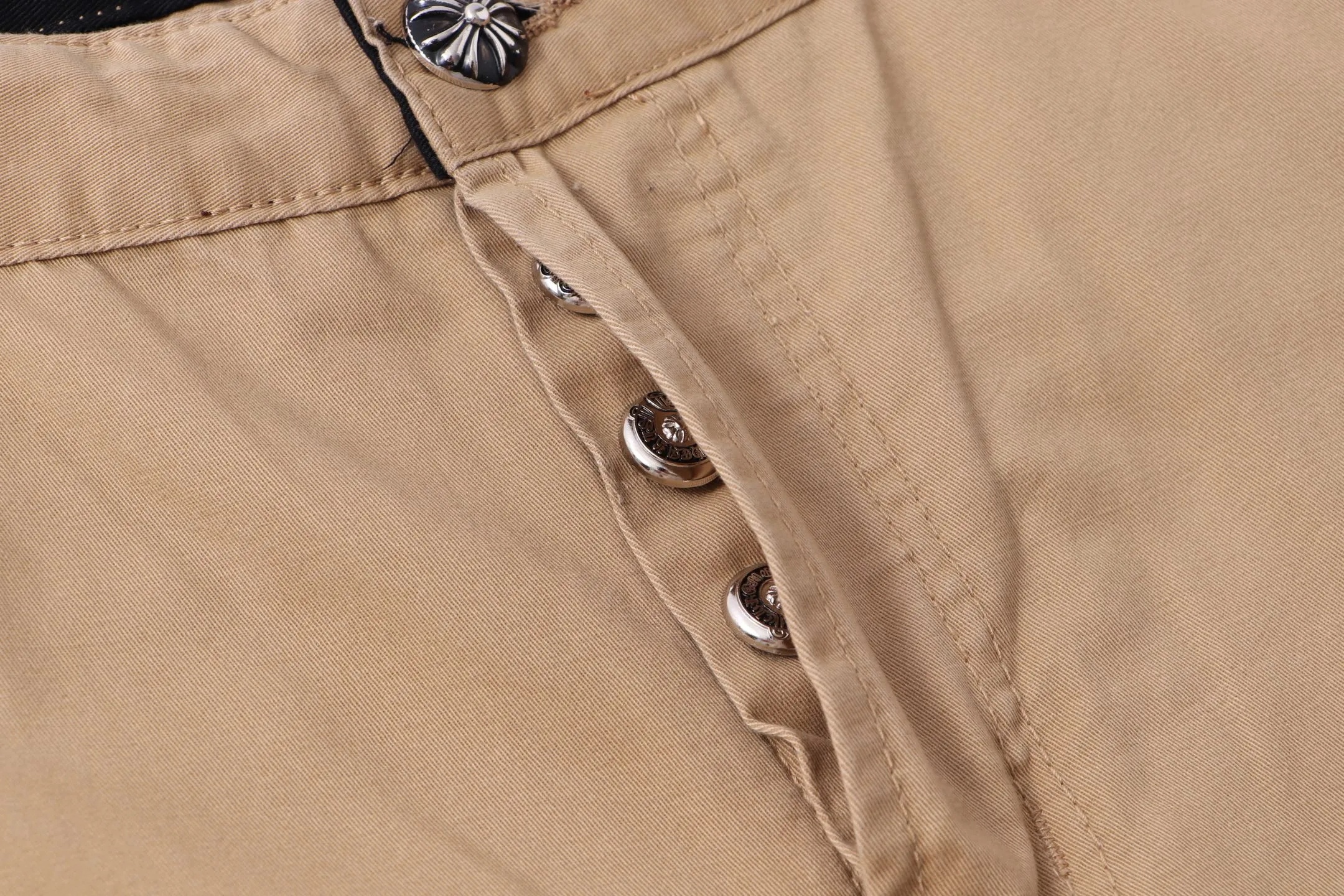 P260 Style number: H011 ChromeHearts & Chrome Heart Khaki bootcut casual pants and jeans. Original hardware and accessories, washed and other hanging tags. The QR code analysis is from the original factory, with a high degree of restoration. You are welcome to compare the products~ Three-dimensional version Loose and comfortable, not picky about body shape, taller and slimmer, factory Seiko, original factory quality control, same style for men and women, can be matched with couples, versatile recommendation, must-have jeans for all seasons, fashionistas have been disappointed From the quality selection of fabrics, the tailoring of details, and the matching of patterns, everything is impeccable! The upper body is so handsome when worn...it can be easily worn by men, women and children! The craftsmanship is made of heavy-duty washed pure cotton denim fabric. After washing, it is soft and thick and looks very stylish when worn. Size: 28, 30, 32, 34, 36 (S-XXL) Color: Khaki